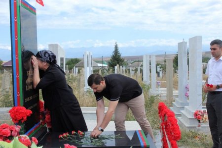 Bu gün İsmayıllı rayonunun Hacıhətəmli kəndindən olan şəhid çavuş Qədim Xəlilovun ad günü məzarı yanında qeyd olunub