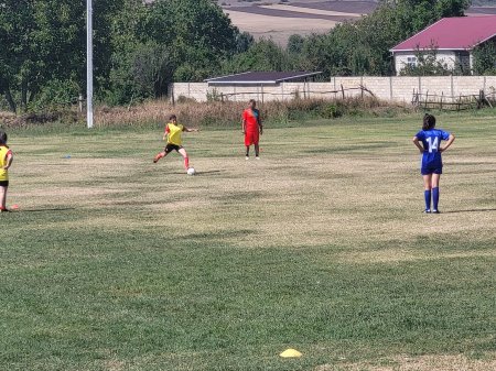 U-14 yaşlı qızlar arasında futbol idman növü üzrə yoldaşlıq görüşü keçirilib
