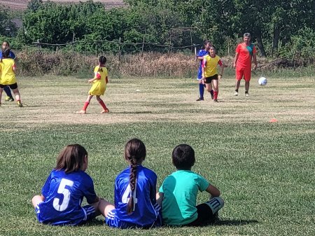 U-14 yaşlı qızlar arasında futbol idman növü üzrə yoldaşlıq görüşü keçirilib