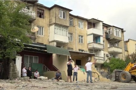 Paytaxtda plana düşən binanın boşaldılmadan sökülməsi iddiasına RƏSMİ CAVAB