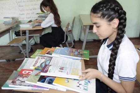 Dərsliklərin şagirdlərə verilməsi prosesi davam edir