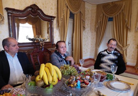 Qazax-Tovuz Regional Təhsil İdarəsinin müdiri Arslan Hacıyev, idarə əməkdaşları və Şəmkir rayon ziyalılarından bir neçə nəfər qocaman müəllimlər Vahid və Kifayət Hacıyevləri ziyarət ediblər
