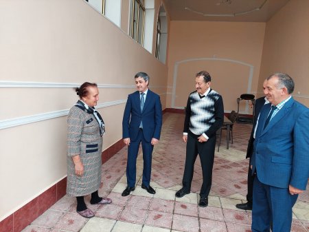 Qazax-Tovuz Regional Təhsil İdarəsinin müdiri Arslan Hacıyev, idarə əməkdaşları və Şəmkir rayon ziyalılarından bir neçə nəfər qocaman müəllimlər Vahid və Kifayət Hacıyevləri ziyarət ediblər