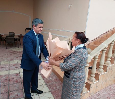 Qazax-Tovuz Regional Təhsil İdarəsinin müdiri Arslan Hacıyev, idarə əməkdaşları və Şəmkir rayon ziyalılarından bir neçə nəfər qocaman müəllimlər Vahid və Kifayət Hacıyevləri ziyarət ediblər