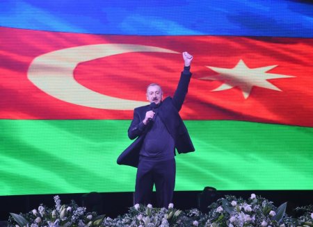 Bu gün Azərbaycan günü-gündən inkişaf edir