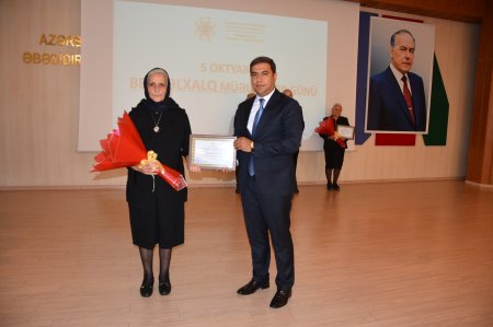 Şəhid ailəsinin üzvü olan müəllimlər təltifə layiq görülüb