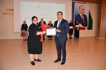 Şəhid ailəsinin üzvü olan müəllimlər təltifə layiq görülüb