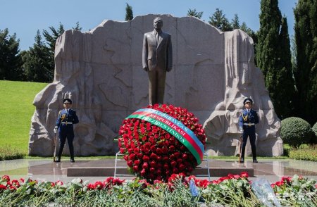 İlham Əliyev Ulu Öndərin məzarını ziyarət etdi