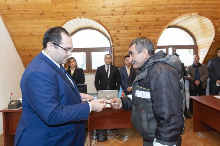Nazir Məcnun Məmmədov Salyanda vətəndaşları qəbul edib, fermerlərlə görüşüb