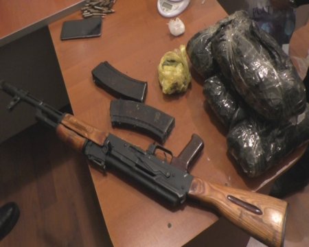 1000 manat qarşılığında Oğuzdan Bakıya narkotik vasitə və silah-sursat gətirmək istəyən şəxs saxlanılıb