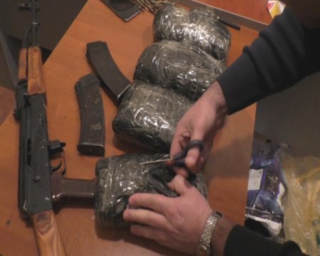 1000 manat qarşılığında Oğuzdan Bakıya narkotik vasitə və silah-sursat gətirmək istəyən şəxs saxlanılıb