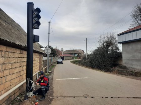 Baş DYP İdarəsi tərəfindən qəza riski olan yol sahələrində yeni işıqforlar quraşdırıldı