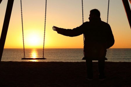 Tənha insanların sayı artmaqda davam edir: Həkimlərdən həyəcan təbili 