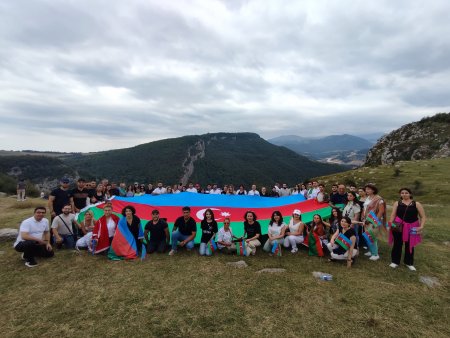 “Biz dəmir yumruğun gücü ilə Şuşadayıq” şüarı ilə diaspor nümayəndələrinin Şuşaya 12-ci səfəri gerçəkləşib