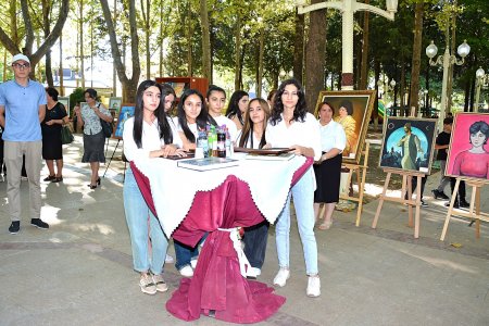 “Fırçadakı dünyam” adlı rəsm sərgisi keçirilib