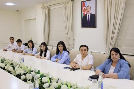 Məzunlarımıza qızıl nişanlar təqdim edilib