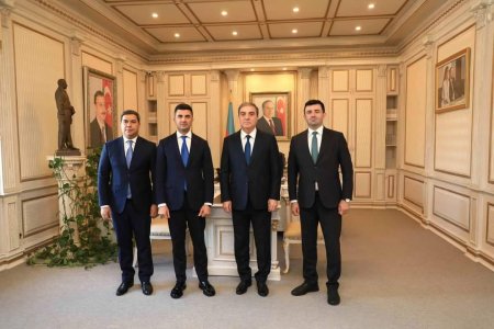 Gəncə-Daşkəsən Regional Təhsil İdarəsinin  müdiri vəzifəsinə təyin olunan Elçin Kərimovu kollektivə təqdim edib