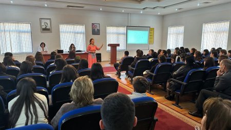 ADA Universitetinin nümayəndələri yuxarı sinif şagirdləri ilə görüşlər keçirib