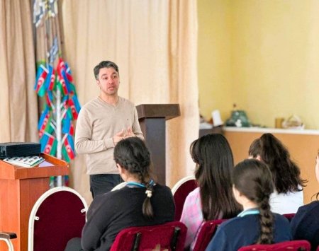 ADA Universitetinin nümayəndələri yuxarı sinif şagirdləri ilə görüşlər keçirib