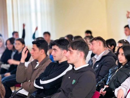 ADA Universitetinin nümayəndələri yuxarı sinif şagirdləri ilə görüşlər keçirib
