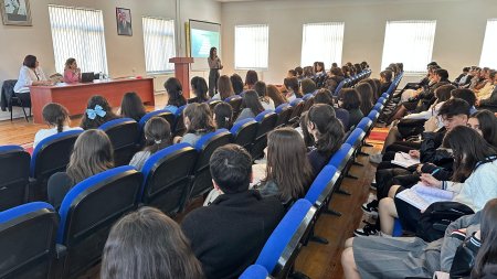 ADA Universitetinin nümayəndələri yuxarı sinif şagirdləri ilə görüşlər keçirib