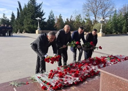 Ümummilli lider Heydər Əliyevin anım günü ilə əlaqədar ulu öndərin abidəsini ziyarət edib, önünə gül dəstələri qoyub, əziz xatirəsini böyük ehtiramla yad ediblər