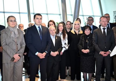 “Dövlətin memarı. Bir ömrün ensiklopediyası” triptix-xalça Azərbaycan Milli Xalça Muzeyində sərgilənir