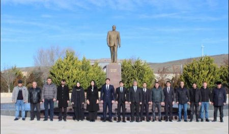 Ulu Öndər Heydər Əliyevin abidəsi ziyarət edilmiş,önünə gül dəstələri qoyulmuş, Ümumilli Lider böyük hörmət və ehtiramla yad edilmişdir
