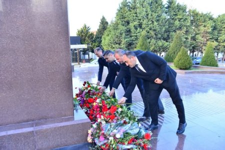 Qazax-Tovuz Regional Təhsil İdarəsinin əməkdaşları Heydər Əliyevin anım günü ilə əlaqədar Ulu öndərin Şəmkir şəhərində yerləşən abidəsini ziyarət ediblər