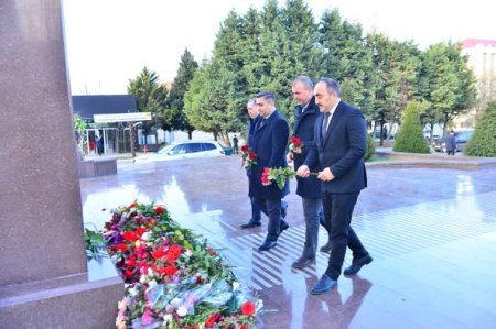 Qazax-Tovuz Regional Təhsil İdarəsinin əməkdaşları Heydər Əliyevin anım günü ilə əlaqədar Ulu öndərin Şəmkir şəhərində yerləşən abidəsini ziyarət ediblər