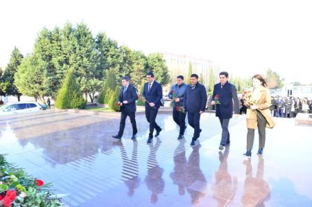 Qazax-Tovuz Regional Təhsil İdarəsinin əməkdaşları Heydər Əliyevin anım günü ilə əlaqədar Ulu öndərin Şəmkir şəhərində yerləşən abidəsini ziyarət ediblər