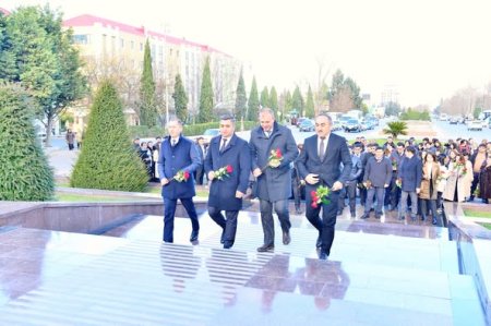 Qazax-Tovuz Regional Təhsil İdarəsinin əməkdaşları Heydər Əliyevin anım günü ilə əlaqədar Ulu öndərin Şəmkir şəhərində yerləşən abidəsini ziyarət ediblər