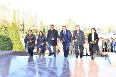 Qazax-Tovuz Regional Təhsil İdarəsinin əməkdaşları Heydər Əliyevin anım günü ilə əlaqədar Ulu öndərin Şəmkir şəhərində yerləşən abidəsini ziyarət ediblər