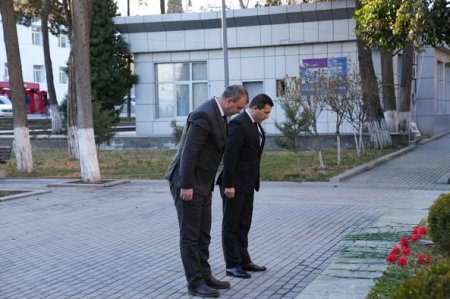 Qazax-Tovuz Regional Təhsil İdarəsinin kollektivi Şəmkir rayonunda yerləşən 20 Yanvar abidəsini ziyarət edib, abidə önünə gül dəstələri düzüblər