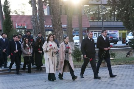 Qazax-Tovuz Regional Təhsil İdarəsinin kollektivi Şəmkir rayonunda yerləşən 20 Yanvar abidəsini ziyarət edib, abidə önünə gül dəstələri düzüblər