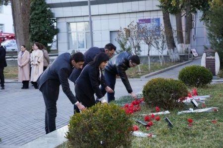 Qazax-Tovuz Regional Təhsil İdarəsinin kollektivi Şəmkir rayonunda yerləşən 20 Yanvar abidəsini ziyarət edib, abidə önünə gül dəstələri düzüblər