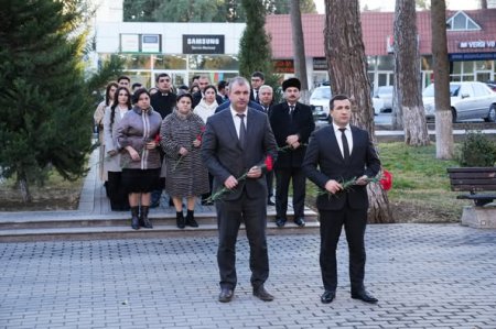 Qazax-Tovuz Regional Təhsil İdarəsinin kollektivi Şəmkir rayonunda yerləşən 20 Yanvar abidəsini ziyarət edib, abidə önünə gül dəstələri düzüblər
