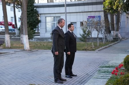 Qazax-Tovuz Regional Təhsil İdarəsinin kollektivi Şəmkir rayonunda yerləşən 20 Yanvar abidəsini ziyarət edib, abidə önünə gül dəstələri düzüblər