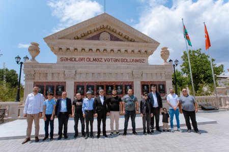 İş adamı Səfər Əlirzayev Babək rayonunun, Şıxmahmud kəndi Şəhidlər Memorial Abidə Kompleksini ziyarət edib İş adamı Səfər Əlirzayev Babək rayonunun, Şıxmahmud kəndi Şəhidlər Memorial Abidə Kompleksini ziyarət edib