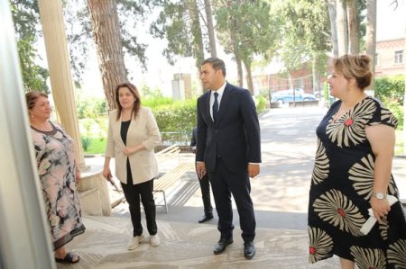 Gəncə-Daşkəsən Regional Təhsil İdarəsinin müdiri Elçin Kərimov təhsil müəssisələrində aparılan təmir işləri ilə tanış olub