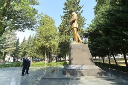 Elm və təhsil naziri Emin Əmrullayev Oğuz şəhərində sakinlərin müraciətlərini dinləyib