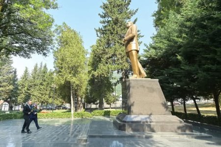 Elm və təhsil naziri Emin Əmrullayev Oğuz şəhərində sakinlərin müraciətlərini dinləyib