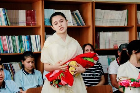İdarə müdiri Şəkidə məktəblilərin iştirakı ilə təşkil olunan ədəbi-bədii tədbirlərdə iştirak edib