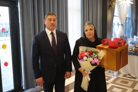 İş adamı Şəhid anasını təbrik etdi