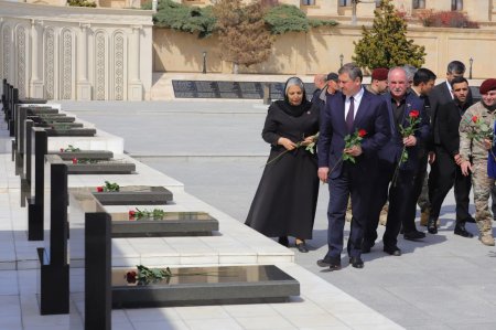 İş adamı Şəhid anasını təbrik etdi