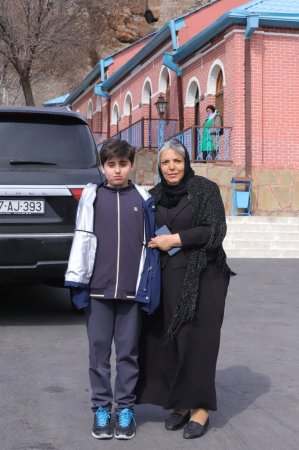 İş adamı Şəhid anasını təbrik etdi