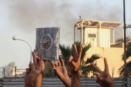 İranda etirazçılar Quranı yandırdılar