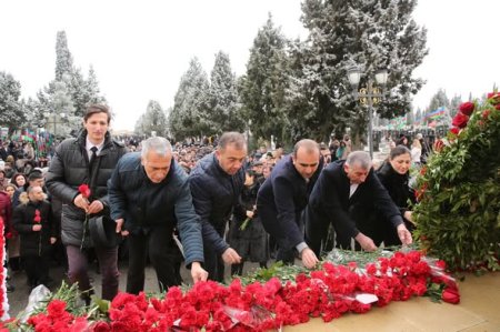 Gəncə-Daşkəsən Regional Təhsil İdarəsinin kollektivi 20 Yanvar faciəsinin ildönümü ilə əlaqədar Şəhidlər xiyabanını ziyarət edib