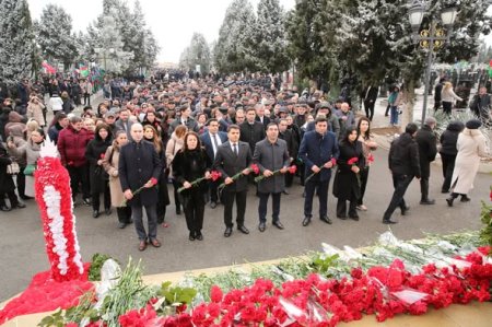 Gəncə-Daşkəsən Regional Təhsil İdarəsinin kollektivi 20 Yanvar faciəsinin ildönümü ilə əlaqədar Şəhidlər xiyabanını ziyarət edib