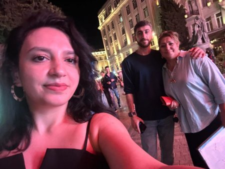 ÖMRÜMÜZÜN BƏZƏYİSƏN, GÜLÜSƏN… - FOTOLAR